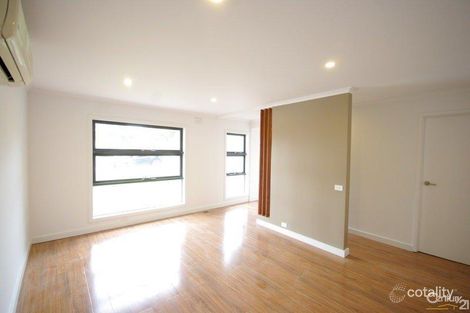 Property photo of 3 Lachlan Drive Endeavour Hills VIC 3802