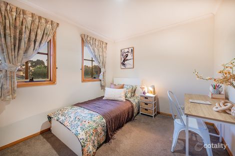 Property photo of 20 Cairn Curren Close Rowville VIC 3178