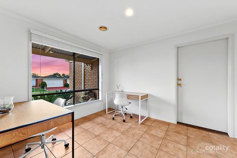 Property photo of 5 Peveril Crescent Cranbourne North VIC 3977