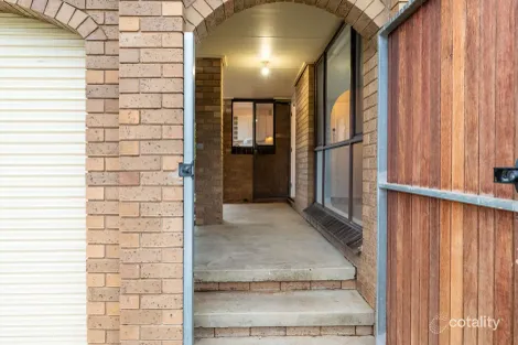 Property photo of 30 Mayfair Drive West Wodonga VIC 3690