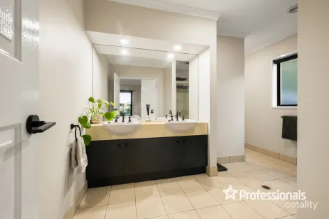 Property photo of 2 Madden Place West Wodonga VIC 3690