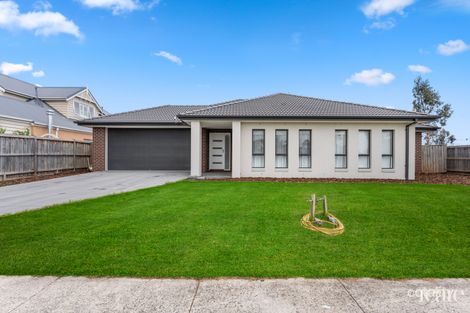 18 Pebblestone Cct, Clyde North, VIC 3978