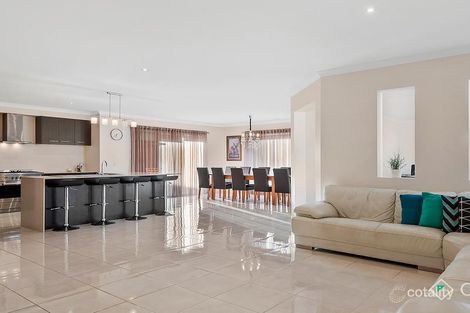 Property photo of 4 Chiswick Crescent Drouin VIC 3818
