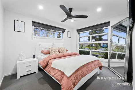 Property photo of 20 Orchard Valley Avenue Pakenham VIC 3810