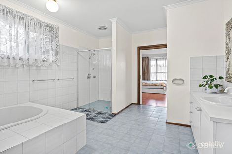 Property photo of 8 Gori Court Narre Warren North VIC 3804