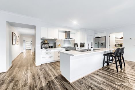Property photo of 33 Lucinda Lane Cranbourne North VIC 3977