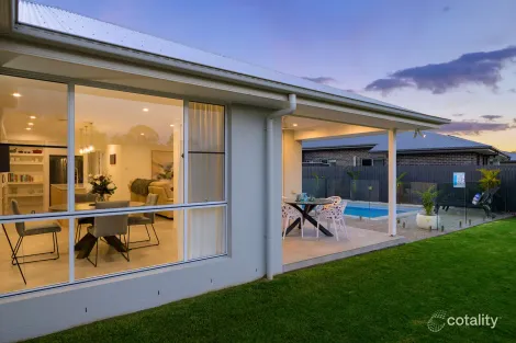 Property photo of 33 Cambridge Circuit Southside QLD 4570