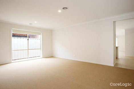 Property photo of 27 Yellow Robin Circuit Cranbourne East VIC 3977