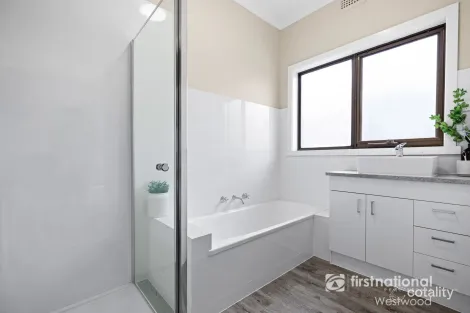Property photo of 11 Scotsburn Grove Werribee VIC 3030