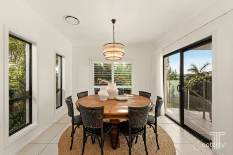 Property photo of 18 Pembridge Place Carindale QLD 4152