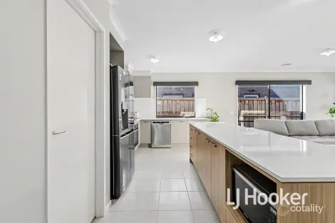 Property photo of 10 Guisard Way Clyde North VIC 3978