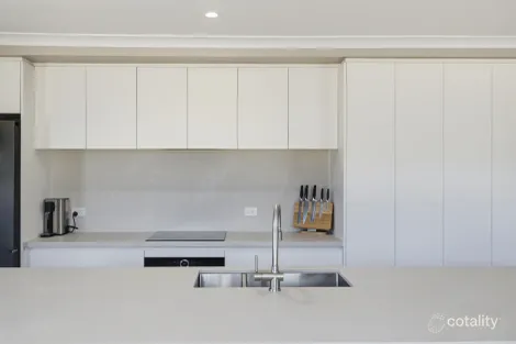 Property photo of 17 Greenfields Boulevard Romsey VIC 3434