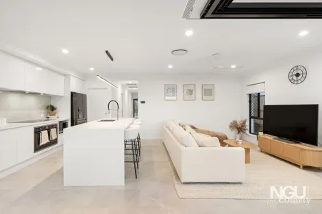 Property photo of 10 Florida Crescent Spring Mountain QLD 4300