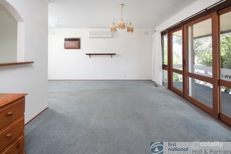 Property photo of 1 Joseph Banks Crescent Endeavour Hills VIC 3802