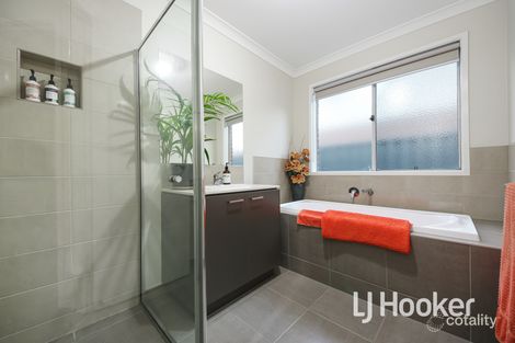 Property photo of 7 Samson Grove Cranbourne East VIC 3977