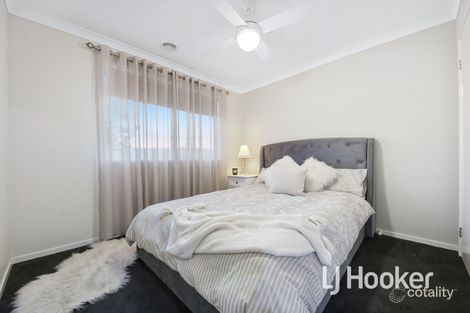 Property photo of 7 Samson Grove Cranbourne East VIC 3977