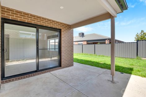 Property photo of 25 Loudon Circuit Craigieburn VIC 3064