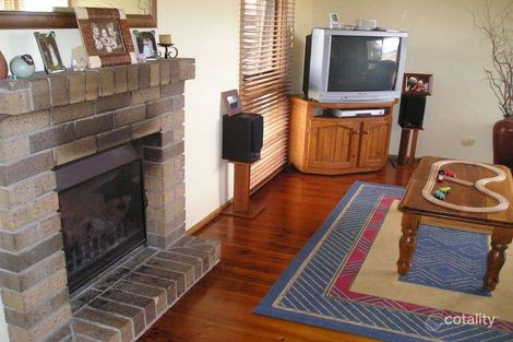 Property photo of 18 Monteith Crescent Endeavour Hills VIC 3802