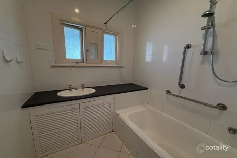 Property photo of 28 Scoresby Street Hamilton VIC 3300