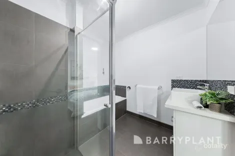 Property photo of 2/3 Harmon Avenue St Albans VIC 3021