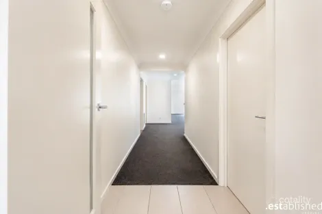 Property photo of 28 Braeburn Place Werribee VIC 3030
