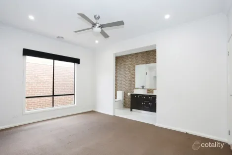 Property photo of 33 Carver Circuit Wollert VIC 3750