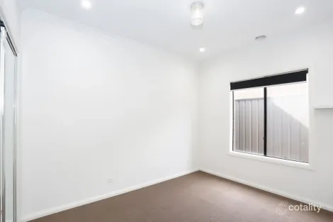 Property photo of 33 Carver Circuit Wollert VIC 3750