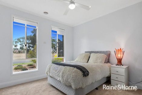 15 Rain Lover Dr, Kurunjang, VIC 3337