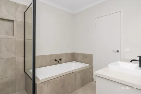 Property photo of 39 Inglewood Drive Werribee VIC 3030