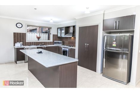 Property photo of 18 Pymble Gardens Craigieburn VIC 3064