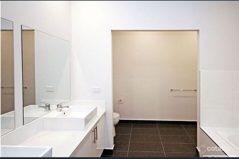 Property photo of 23 Fergus Lane Cranbourne West VIC 3977