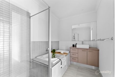 Property photo of 5 Creekview Place Caroline Springs VIC 3023