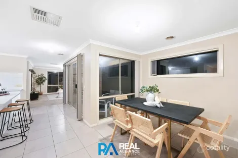 Property photo of 21 Tipperary Circuit Pakenham VIC 3810