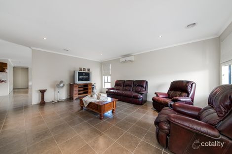 Property photo of 27 Fairways Boulevard Cranbourne North VIC 3977