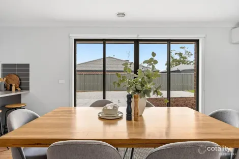 Property photo of 2 Greenhaven Court Mount Clear VIC 3350