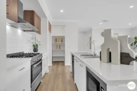 Property photo of 5 Bruhn Street Clyde North VIC 3978
