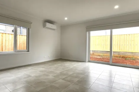 4 Codrington St, Melton South, VIC 3338