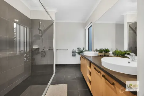 Property photo of 76 Como Parade Clyde North VIC 3978