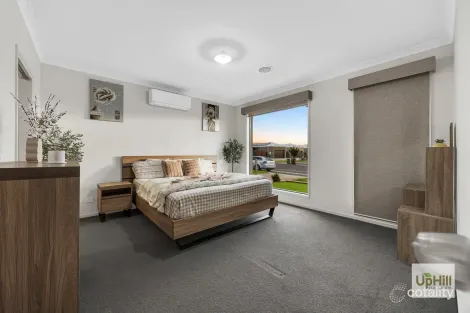 Property photo of 76 Como Parade Clyde North VIC 3978