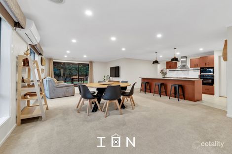 Property photo of 2 Reynard Place Cranbourne East VIC 3977