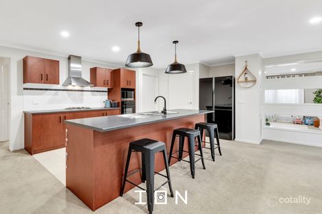 Property photo of 2 Reynard Place Cranbourne East VIC 3977