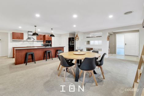 Property photo of 2 Reynard Place Cranbourne East VIC 3977