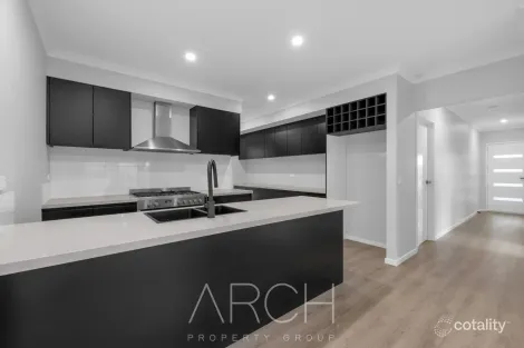 Property photo of 8 Camolina Way Clyde North VIC 3978
