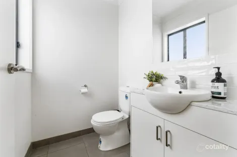 Property photo of 19 Hotelier Court Skye VIC 3977