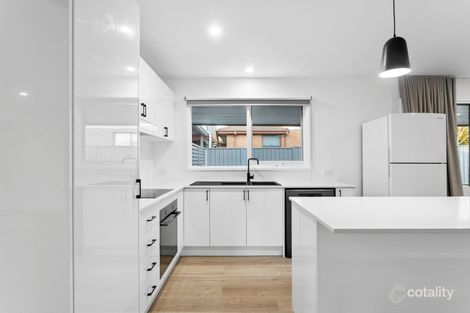 Property photo of 2 James Court Woodend VIC 3442