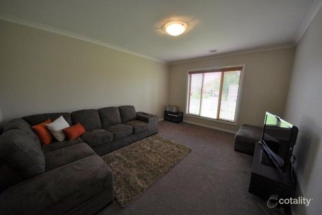 Property photo of 10 Callistemon Crescent Drouin VIC 3818