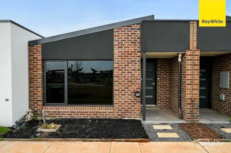 18 Arrowgrass Walk, Thornhill Park, VIC 3335