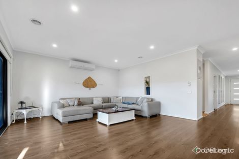 Property photo of 3 Sandown Parade Clyde North VIC 3978