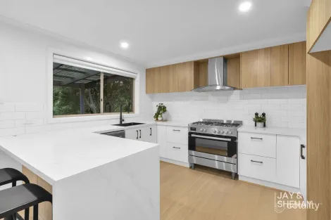 Property photo of 16 Lawrence Drive Berwick VIC 3806