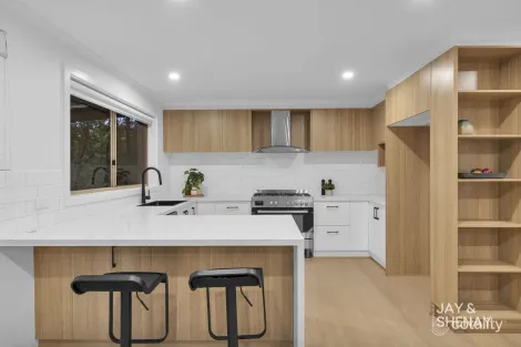 Property photo of 16 Lawrence Drive Berwick VIC 3806